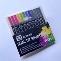 Detail van 12-kleuren brush pennen verpakking met penseel- en fijne punt specificaties - 12 Kleuren Zwarte Loop Dubbele Punt PP Doos