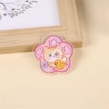 Lindo broche de gato de acrílico rosa con pato amarillo y texto motivador - Gato sigue así