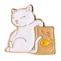 Spilla smaltata con gatto bianco che dorme accanto a un sacchetto di carta marrone - XZ7782-Gatto Bianco Appoggiato Alla Borsa