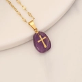 Collar minimalista dorado con colgante de piedra natural púrpura y símbolo de cruz - Amatista