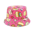 Dettaglio di un cappello a secchiello rosa con motivi di orsetti e torte alle fragole - 52-54cm / Rosso rosa