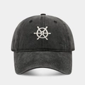Dettaglio del cappello vintage grigio antracite con ricamo a timone bianco nautico - Regolabile / Nero