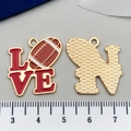 Pendentif sport LOVE rugby en émail pour bijoux DIY avec finition dorée et rouge - LOVE Rouge (21730)
