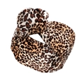 Detail eines Samt-Stirnbands mit Leopardenmuster und einem modischen Turban-Knoten - Kaffee Leopard