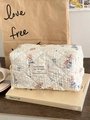 Detailansicht der gesteppten Kosmetiktasche mit süßem Hasenprint und blauen Schleifen - Herz Blaukleid Hase Achteckige Tasche