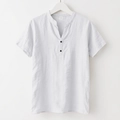 Détail de la texture en lin sur une chemise henley grise à manches courtes et boutons - S / Blanc