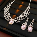 Parure en argent avec cristaux poire roses et strass clairs sur un présentoir - Ensemble 2 pièces (Collier + Boucles d'oreilles) / Rose