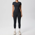Vue de face de l'ensemble de sport noir ajusté avec t-shirt à manches courtes et legging - S / Haut Et Bas / Noir