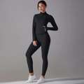 Detail van zwart sportjack met rits en high-waist fitness legging van stretchmateriaal - S / Zwart