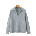 Dettaglio del maglione grigio in maglia con colletto polo e trama morbida su gruccia - S / Grigio