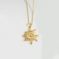 Detail der goldenen Sonnenkette mit Spiralmitte und gewellten Strahlen an einer feinen Kette - Sonnenanhänger / Gold