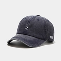 Nahaufnahme der dunkelblauen gewaschenen Jeans-Kappe mit Z-Buchstaben und 1999 Stickerei - Verstellbar / Marineblau