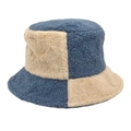 Détail d'un chapeau bob en fausse fourrure à damier bleu marine et beige très doux - M (56-58cm) / Bleu clair