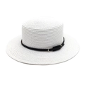 Détail du chapeau de paille blanc à bord plat avec ruban en cuir noir et boucle en métal - M(56-58cm) / Blanc pur