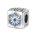 Gros plan d'une breloque cube en argent S925 avec flocon bleu et accents en pierres vertes - Argent 925/Émail/Zircone