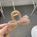 Eleganter nudefarbener Haarklammer-Bogen aus glänzendem Harz mit goldener Metallfeder - Ca. 8cm / Dunkles Nude-Rosa