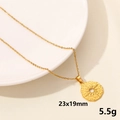 Collana con ciondolo a sole dorato con design a disco strutturato minimalista e catena a maglie - Pendente Disco Solare / Oro