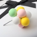 Détail macro de décorations de gâteaux ballons en argile colorés sur tiges métalliques - Bouquet de balles / Bouquet de ballons jaune rose vert blanc