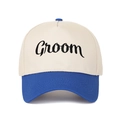 Detailansicht der 5-Panel-Trucker-Mütze mit Groom-Stickerei in Beige und Blau Farbe - Verstellbar / Königsblau