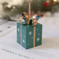 Addobbo scatola regalo di Natale verde con fiocco dorato e fiocchi di neve 7,5x5x6cm - Confezione regalo in ferro verde (senza luce)