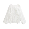 Detail van gelaagde ruches en zachte chiffonstof op een wit damesoverhemd met lange mouwen - XS / Wit