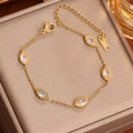 Pulsera dorada con circonitas de corte marquesa en un joyero hecho de acero inoxidable - Dorado Circonita Blanca