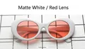 Vooraanzicht van witte ovale zonnebril met rode glazen op een geruite achtergrond - Massief Wit Frame Rode Lenzen