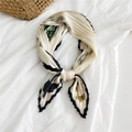 Elegante sciarpa in seta a pieghe beige con motivi geometrici e accenti di verde - Motivo a Cuore Beige