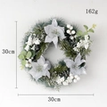 Ghirlanda natalizia da 30cm con poinsettie d'argento, pini verdi e bacche bianche - H1-8 Bacche Bianche Fiori d'Argento