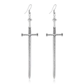 Gros plan de boucles d'oreilles pendantes en forme d'épée argentée avec texture métal - Épée en Métal