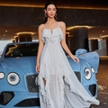 Elegante vestido largo blanco de gasa con volantes escalonados, cuello en V y tirantes - XS / Blanco