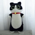 Détail de la peluche chat noir et blanc avec yeux verts brodés et petite cloche dorée - 65cm / Chat Noir et Blanc