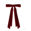 Détail du nœud papillon en velours rouge foncé avec de longs rubans pour cheveux - Bordeaux