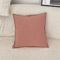 Dettaglio del copricuscino rosa antico minimalista con cuciture su divano bianco - Senza Imbottitura / Rosa Arancio