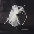 Detalle de tocado blanco con lazo de malla, plumas y clip de pelo de metal plateado - Blanco