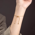 Elegante bracciale a catena serpente placcato oro 18K con chiusura regolabile al polso della donna - Oro