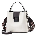 Bolso estilo cubo bicolor blanco y marrón en cuero sintético con correa de rayas - Bloque de Color Blanco