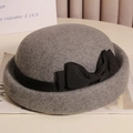 Dettaglio cappello in feltro grigio con elegante nastro grosgrain nero e fiocco - M (56-58 cm) Regolabile / Grigio Melange