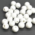 Gros plan détaillé de perles acryliques blanches style golf sur fond texturé noir - Style Balle de Golf (12mm-Blanc) / 50 Pcs/Paquet