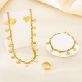 Gouden hart sieradenset met ketting, armband en ring op zachte zijden achtergrond - Hart (KS220727-LX) / Goud