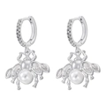 Detalle de pendientes de abeja con cuerpo de perla y alas de circonita plateada - Pendientes / Oro Blanco