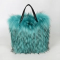 Borsa tote in pelliccia sintetica verde acqua con manici neri e consistenza soffice - Blu Lago