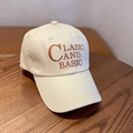 Klassische beige Baumwoll-Baseballkappe mit Stickerei auf einer Holzoberfläche - Gebrochenes Weiß