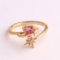 Dettaglio di un anello placcato oro con zircone rosa a cuore e design a stella orbitale - Stile Orbita del Pianeta Cuore Rosa (JZ267-8)