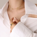 Ensemble élégant avec collier pendentif cœur doré et bague smiley sur mannequin - Collier Coeur Vertical Or-35+5cm