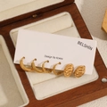 Goldfarbene Edelstahl Creolen und Stecker im Set auf einer Displaykarte präsentiert - Kombination Mehrerer Stile / Gold Gehämmerter Stil (ZH005)