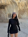 Minivestido negro sin espalda de tela texturizada con manga larga para un estilo desértico chic - S / Negro