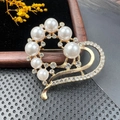 Élégante broche cœur dorée avec perles blanches et strass en cristal étincelants - BZ078 Perle en Forme de Cœur