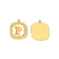 Dettaglio fronte e retro del ciondolo quadrato placcato oro 14k con lettera P e perline - Lettera P