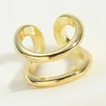 Détail d'une bague ouverte dorée en double hélice avec une texture métallique lisse - Style Double Spirale (JZ0335) / Doré